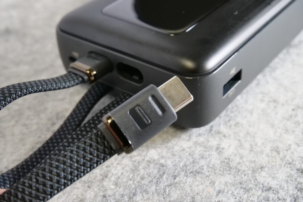 Anker Zolo Power Bank20000mAhの付属USBケーブルの写真