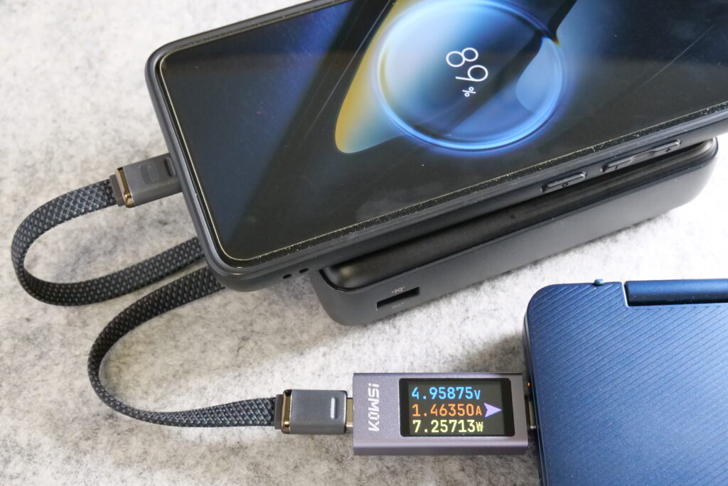 Anker Zolo Power Bank20000mAhが2ポート出力していて低出力になっているところの写真