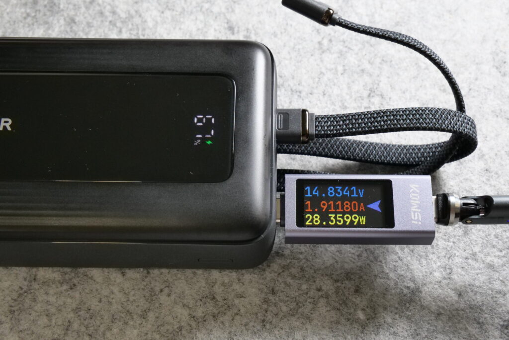 Anker Zolo Power Bank20000mAhの本体を充電しているところの写真